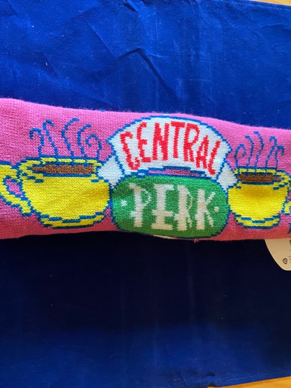 Friends Central Perk Sherpa Tread Bottom Socks New - Picture 4 of 5